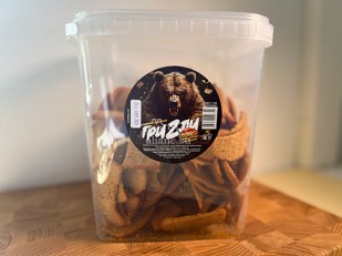 Японские снеки и крекеры: Ведро Ржаные гренки со вкусом Баварские колбаски (1 кг)