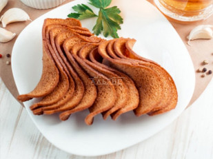 Деревенские гренки с беконом: Ресторанные гренки с сметаной и зеленью